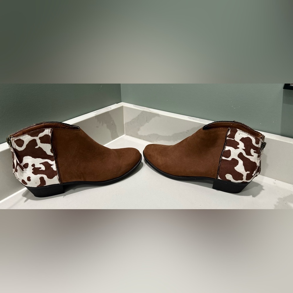 TRUE CRAFT Terri Booties Boots Shoes Cow Print Brown Almond Toe Women's 8.5M - Picture 2 of 8